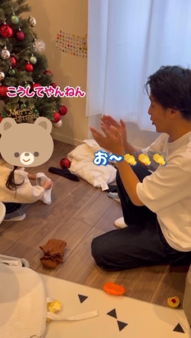 洗濯物をきれいにたたんだ娘