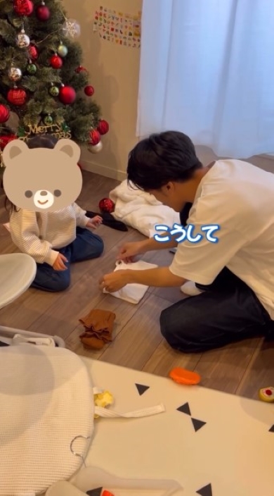 洗濯物をたたむパパ