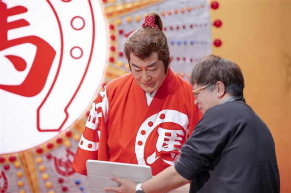 動きをチェックする高橋英樹さん