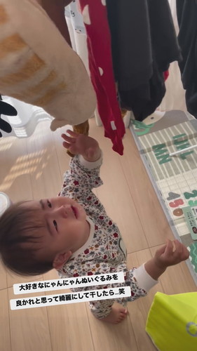 干された猫のぬいぐるみに手を伸ばし泣くちよちゃん