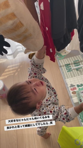 干された猫のぬいぐるみに手を伸ばし泣くちよちゃん