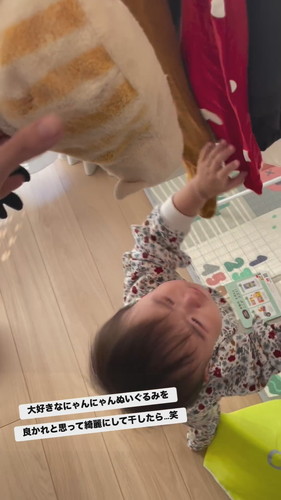 干された猫のぬいぐるみに手を伸ばし泣くちよちゃん