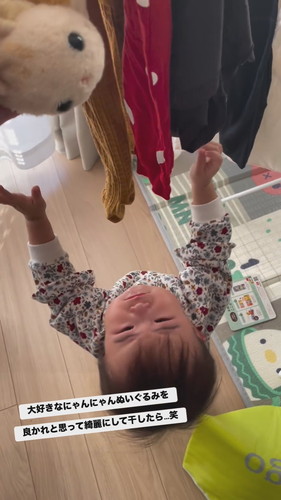 干された猫のぬいぐるみに手を伸ばし泣くちよちゃん