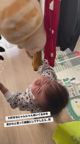 干された猫のぬいぐるみに手を伸ばし泣くちよちゃん