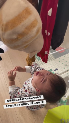 干された猫のぬいぐるみに手を伸ばし泣くちよちゃん