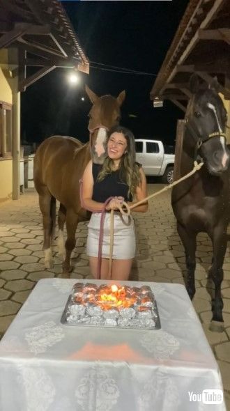 少女にほほを寄せる馬