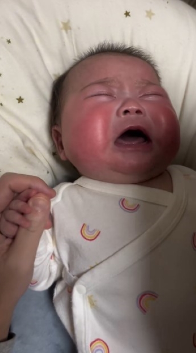 泣いている赤ちゃん