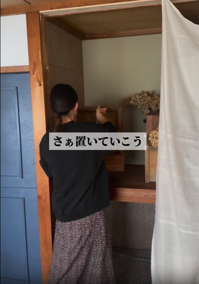 書斎スペースに雑貨を並べます