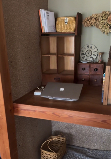 アンティークの棚がおしゃれな空間を演出