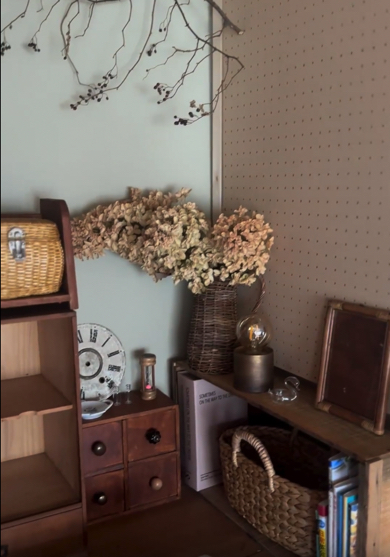 枝やドライフラワーを飾って温かみのある雰囲気へ