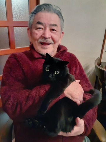 赤いフリース着て猫抱っこ