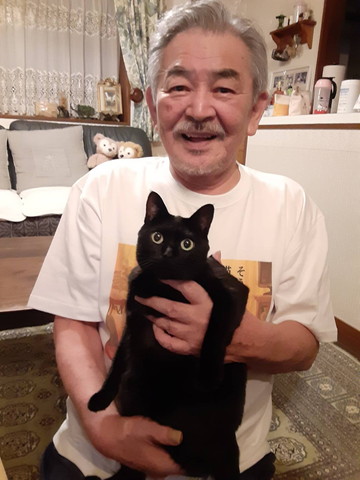 Tシャツ着て猫抱っこ