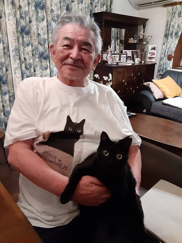 黒猫Tシャツ着てるお父さん