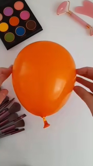 風船にかわいらしいメイクを施す動画