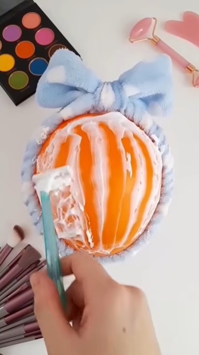 風船にかわいらしいメイクを施す動画