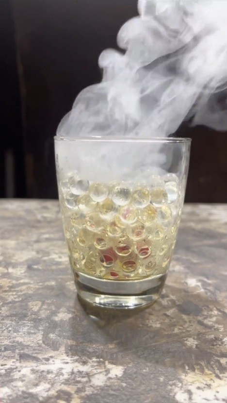 1000度の鉄球を消臭ビーズに入れる実験動画