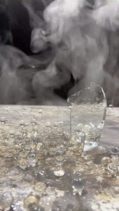 1000度の鉄球を消臭ビーズに入れる実験動画