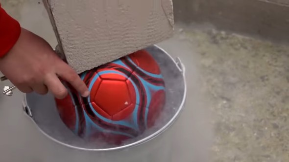液体窒素でバスケットボールを冷却する実験動画