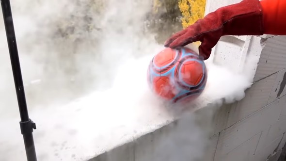 液体窒素でバスケットボールを冷却する実験動画