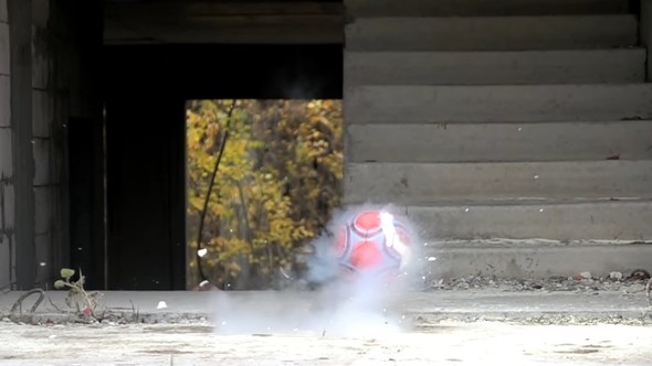 液体窒素でバスケットボールを冷却する実験動画