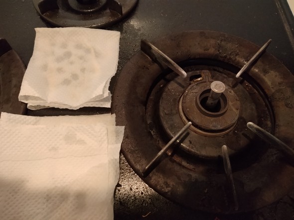 コンロの上にビールを含ませたキッチンペーパーを置いた図