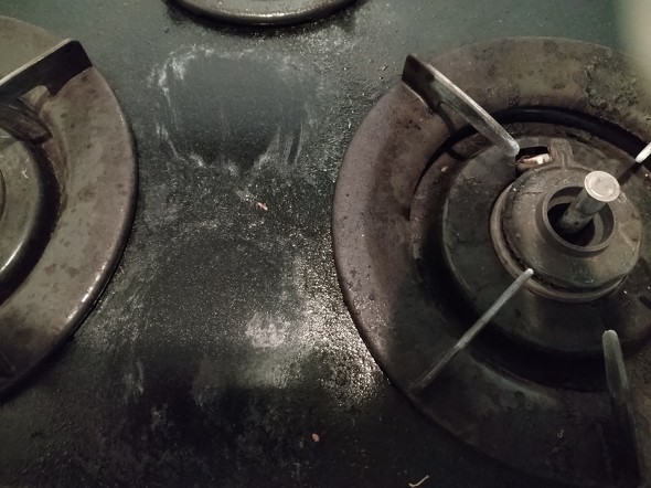 コンロの上からキッチンペーパーを取り除いた図