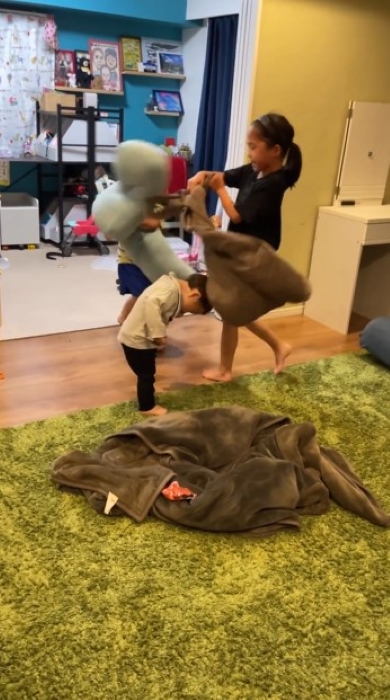 姉の攻撃をかわす弟