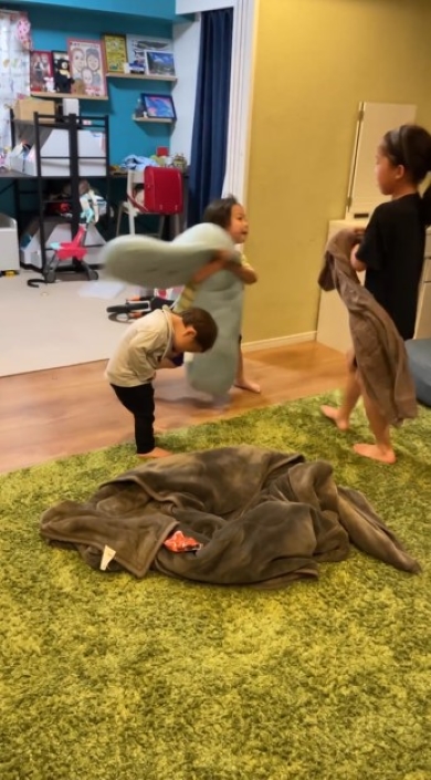 姉の攻撃をかわす弟