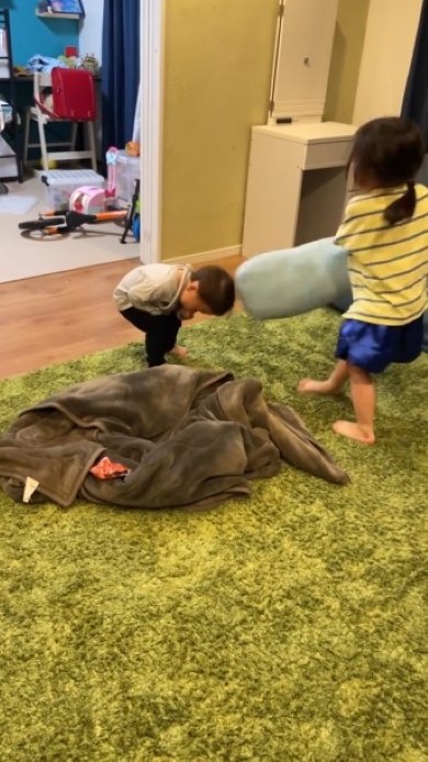 姉の攻撃をかわす弟