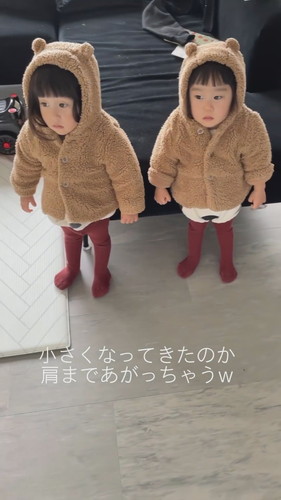 くま耳パーカを着る双子ちゃんの正面
