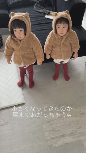 くま耳パーカを着る双子ちゃんの正面