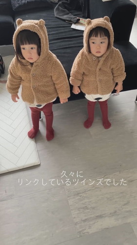 くま耳パーカを着る双子ちゃんの正面