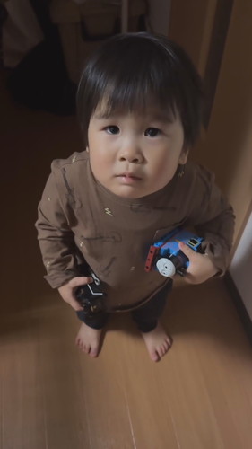 パパを見上げるわーちゃん