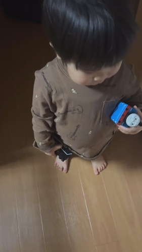 おもちゃを握りしめるわーちゃん