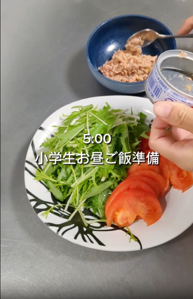 小学生たちの昼ごはんを準備