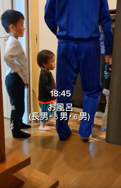 長男くんが下の子をお風呂に入れてあげます