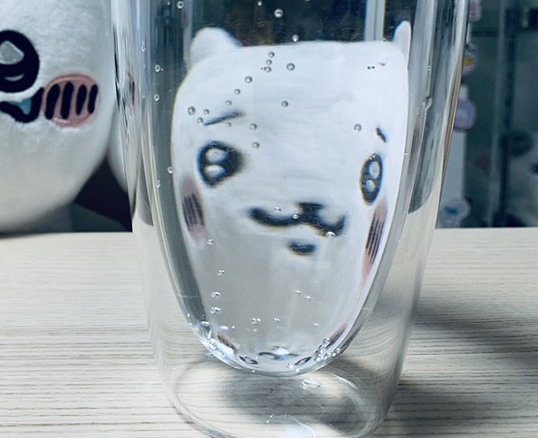 グラスに映り込んだちいかわ