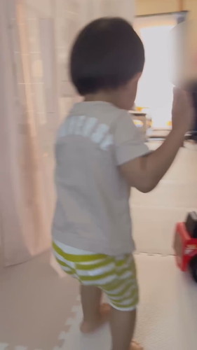 消防車へ向かうういくんの背中