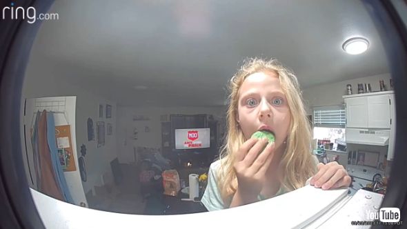 カメラを発見した女の子