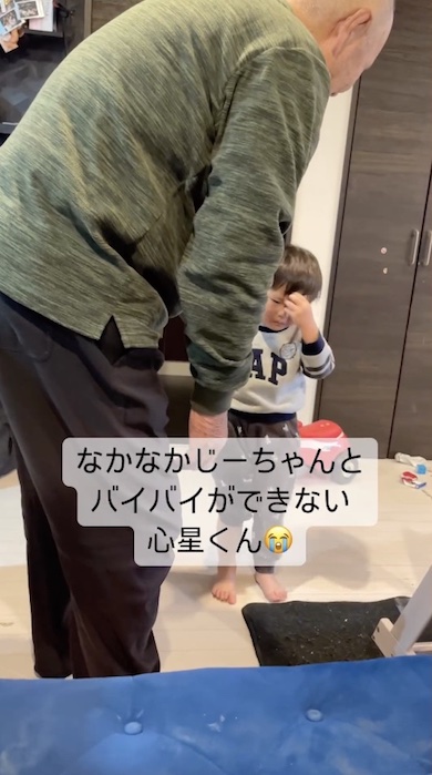 頭を抱えている男の子