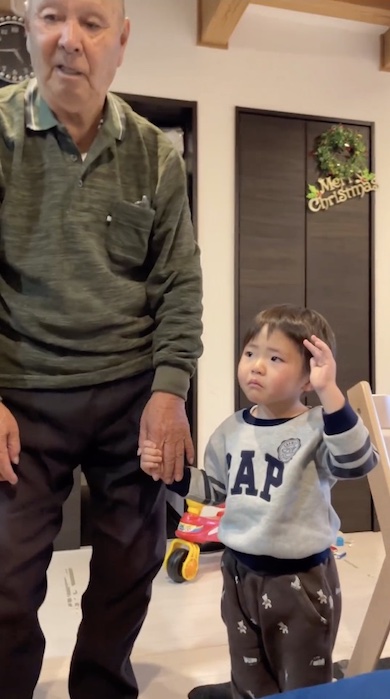 おじいちゃんと手をつなぐ男の子