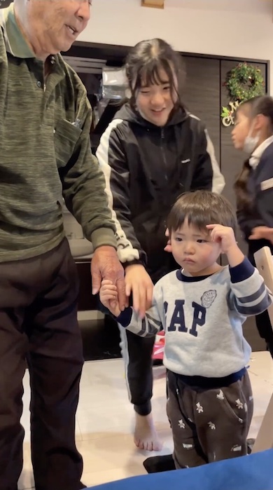 おじいちゃんの手を離さない男の子