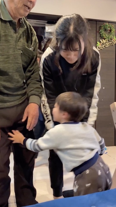 おじいちゃんにしがみつこうとする男の子