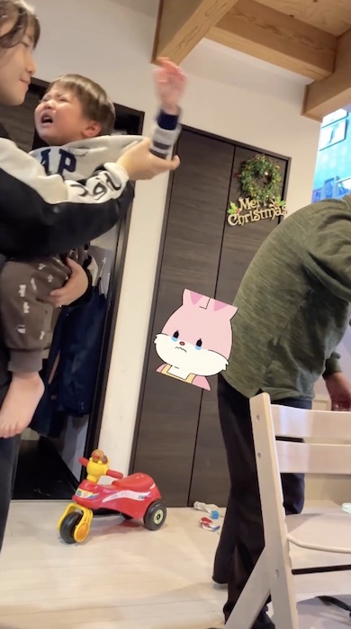 お姉ちゃんに抱っこされる男の子