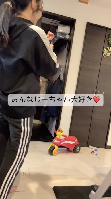 お姉ちゃんが男の子の手を持ってバイバイしている