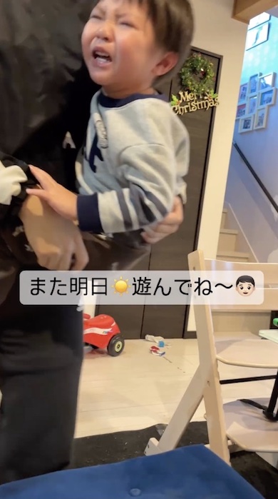 お姉ちゃんに抱っこされて大泣きしている男の子