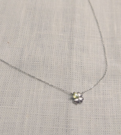 細いチェーンのネックレス