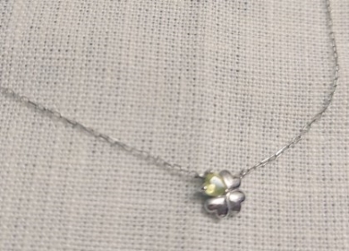 細いチェーンのネックレス