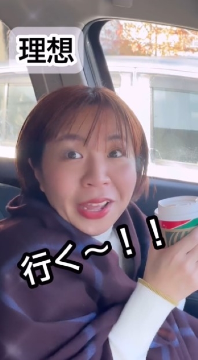 運転席の夫と会話する女性