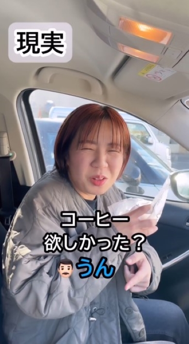 運転席の夫と会話する女性